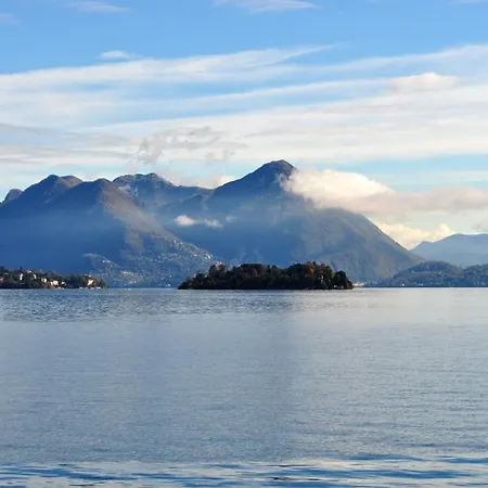 Apartment Lakeside Vercana: Two-bedroom With Pool And Balcony